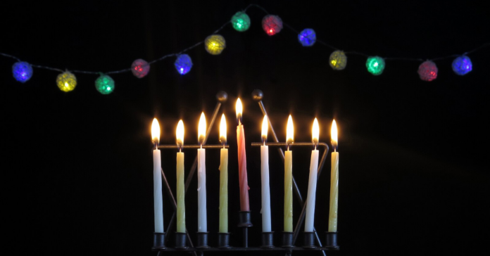 Durant la Hanukkà s’encenen vuit llànties d’oli d’un canelobre de nou braços/Pexels