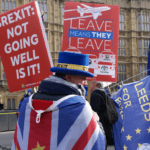 Un grup de manifestants contra el Brexit davant del Parlament londinenc/ChiralJon-Wikimedia Commons