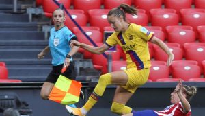 La jugadora del FC Barcelona Caroline Graham lluita amb Carmen Menayo, de l’Atelético de Madrid, durant l’encontre de quarts de final de la Lliga de Campions de la UEFA. (Miguel Toña / EFE).