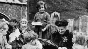 La educadora Maria Montessori amb els seus alumnes de l'escola Smithfield, a Londres al 1951. (Popperfoto / Getty)