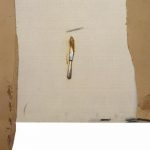 Ganivet i troços de cartró, obra d'Antoni Tàpies
