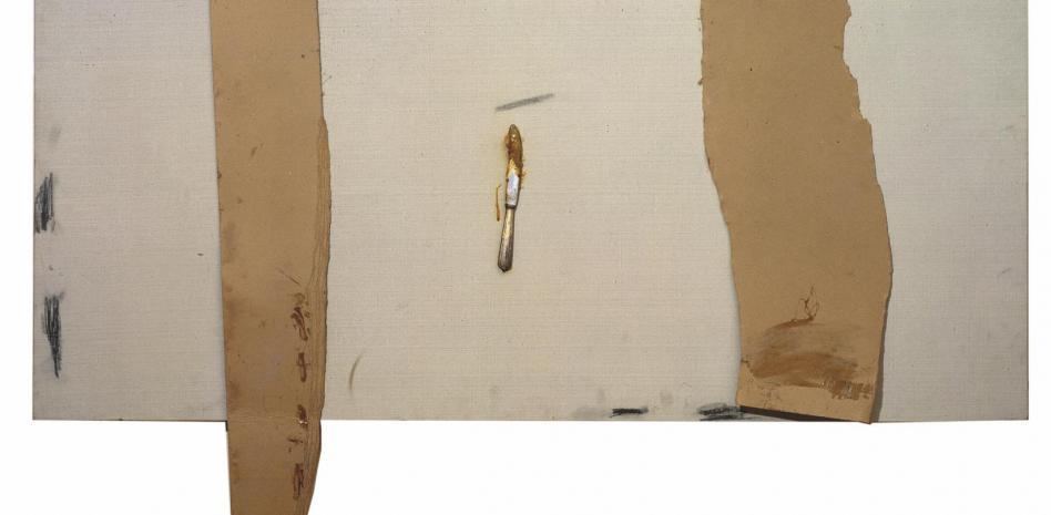 Ganivet i troços de cartró, obra d'Antoni Tàpies