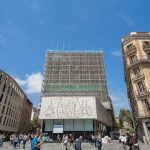 Façana en procés de rehabilitació del Col·legi d'Arquitectes de Catalunya (COAC), amb seu a Barcelona.