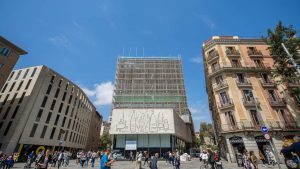 Façana en procés de rehabilitació del Col·legi d'Arquitectes de Catalunya (COAC), amb seu a Barcelona.
