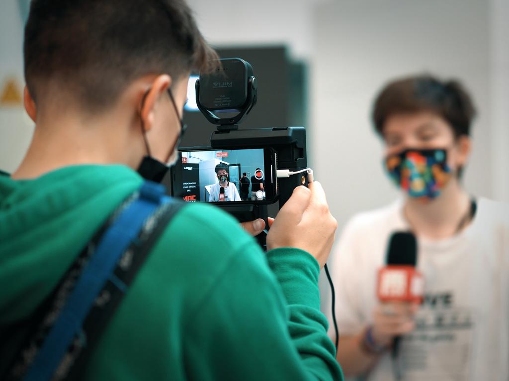 Redactors del projecte Revista Escolar Digital (RED) cobrint la Fira MAC Audiovisual celebrada a Granollers (Enirque Frisancho).