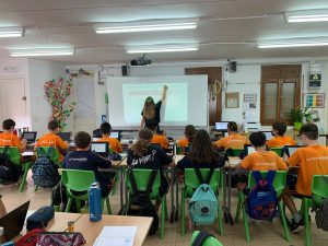La redacció escolar de la revista La Immaculada Vilassar Report durant una sessió formativa inclosa al projecte Revista Escolar Digital (RED)