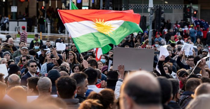 Les protestes a l'Iran van començar el setembre del 2022. A la imatge, un grup de manifestants a Melbourne (Austràlia) protesten contra el govern iranià (Matt Hrkac / Wikimedia