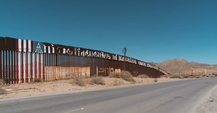 Un mur separa la frontera entre Mèxic i els Estats Units (Alejandro Cartagena/Unsplash)