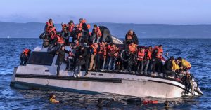Un nou naufragi ha causat la mort de 79 migrants al mar Jònic. A la foto, voluntaris de l'ONG Open Arms en una imatge d'arxiu (Ggia/Wikipedia)