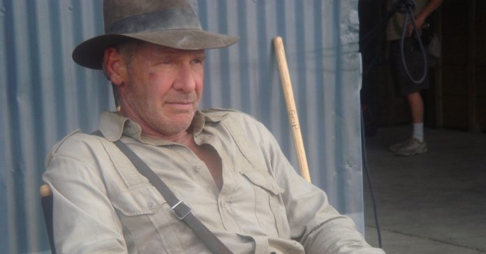 Harrison Ford torna a posar-se al paper d'Indiana Jones. A la foto, durant el rodatge d'Indiana Jones i el regne de la calavera de vidre (John Griffiths /Wikipedia)