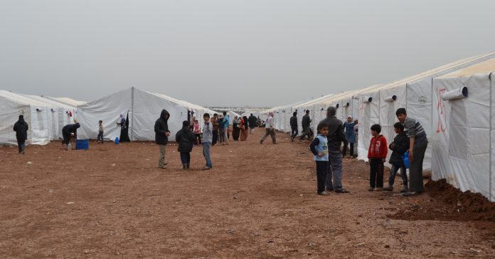 La crisi de refugiats és una problemàtica que afecta tot el planeta. A la foto, un camp de refugiats a Alep (Síria), el 2014. (IHH Humanitarian Relief Foundation / Flickr)