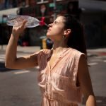 Amb les altes temperatures que es registren aquest inici de l'estiu augmenta el risc de patir un cop de calor (Freepik)