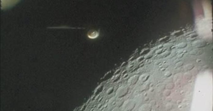Experts de la NASA estan investigant els ovnis. A la foto, imatge captada per l'Apol·lo 16 que mostra un objecte no identificat (NASA)