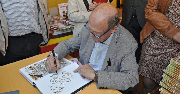 El dibuixant Francisco Ibáñez ha mort als 87 anys. A la foto, signant un dels seus àlbums (Alberto G. Rovi/WikiCommons)