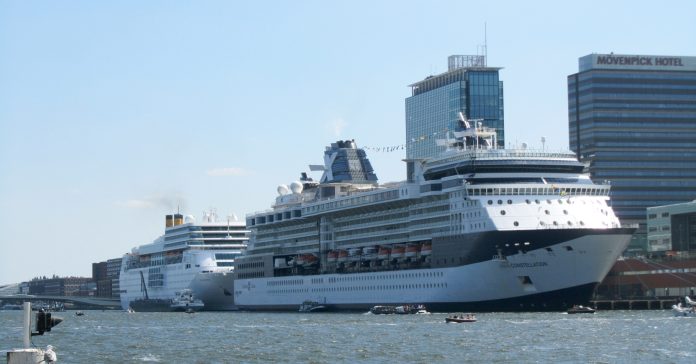 Amsterdam vol limitar l'arribada de creuers i visitants al centre de la ciutat. A la foto, un creuer al port d'Amsterdam (Jvhertum/WikiCommons)