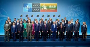 Els països membres de l'OTAN han acordat convidar Ucraïna a unir-se a l'organització. A la foto, els participants a la cimera a Vilnius (NATO)