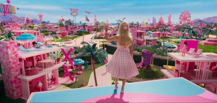 L'actriu Margot Robbie interpreta la nina Barbie a la pel·lícula d'acció real dirigida per Greta Gerwig (Warner Bros)