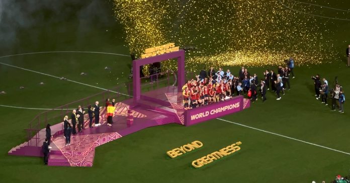 Celebració de la selecció femenina de futbol després de la seva victòria a la final de la Copa Mundial (Wikipedia/ Storm Machine)