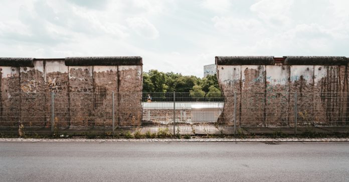Fragment del mur de Berlín que va dividir les dues Alemanyes (Claudio Schwarz/ Unsplash)