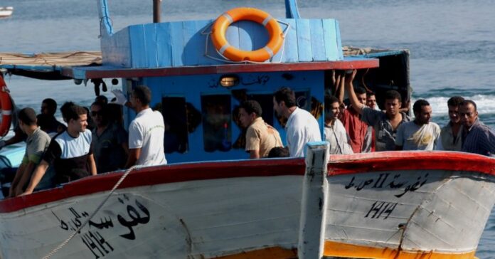 Lampedusa és una de les illes més afectades per la crisi migratòria a Itàlia. A la foto, migrants arribant a l'illa a l'agost del 2007. (Sara Prestianni / Flickr)