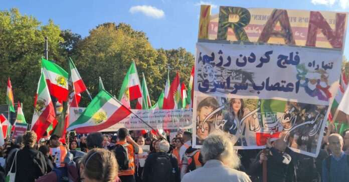 80.000 persones de tot Europa es manifesten a Berlín contra el règim de l'Iran i per la llibertat (C.Suthorn/Wikicommons)
