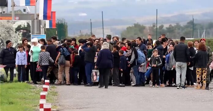 Armenis ètnics de Nagorno-Karabakh evacuats de casa seva (Ministeri de Defensa de la Federació Russa/Wikicommons)