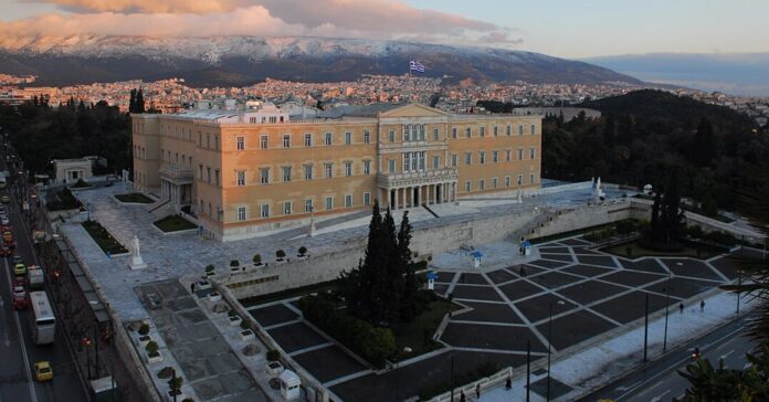 El Parlament de Grècia ha aprovat una polèmica llei que afecta els drets dels treballadors. A la imatge, l'edifici del parlament (Gerard McGovern/Wikicommons)