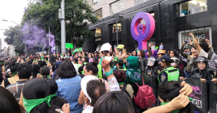 La “marea verda” defensa la despenalització i legalització de l'avortament a l'Amèrica Llatina. A la foto, una marxa pel Dia Internacional pel dret a l'avortament a Ciutat de Mèxic. (Wotancito / Wikimedia Commons)