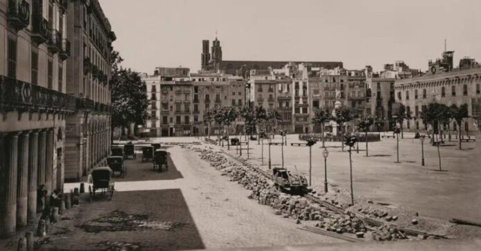 Fotografia de Jules Ainaud. Barcelona. Plaça del Comerç, abans de Palau, 4 de juny de 1872. Biblioteca Nacional d'Espanya, Madrid.