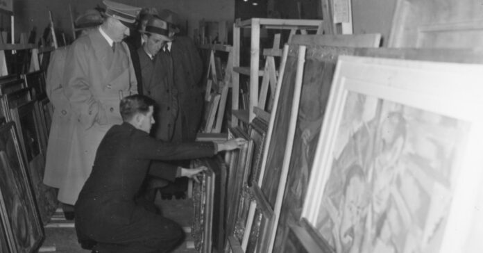 Hitler durant una inspecció d'obres d'art (Arxiu Nacional)