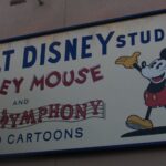 Rèplica d'un dels cartells històrics dels estudis de Walt Disney (Loren Javier/Flickr)
