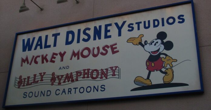 Rèplica d'un dels cartells històrics dels estudis de Walt Disney (Loren Javier/Flickr)