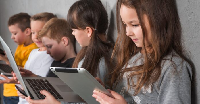 Els nens i adolescents tenen accés a molta desinformació a través d'Internet (Freepik)