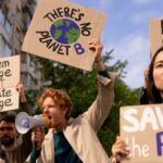 Persones en una manifestació contra el canvi climàtic. A través de les xarxes socials es difonen notícies falses sobre aquest tema (Freepik)
