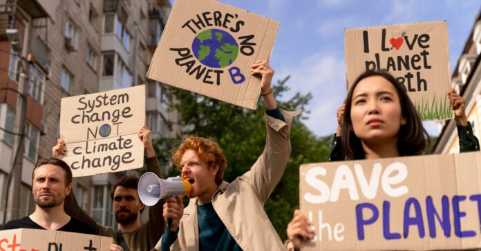 Persones en una manifestació contra el canvi climàtic. A través de les xarxes socials es difonen notícies falses sobre aquest tema (Freepik)