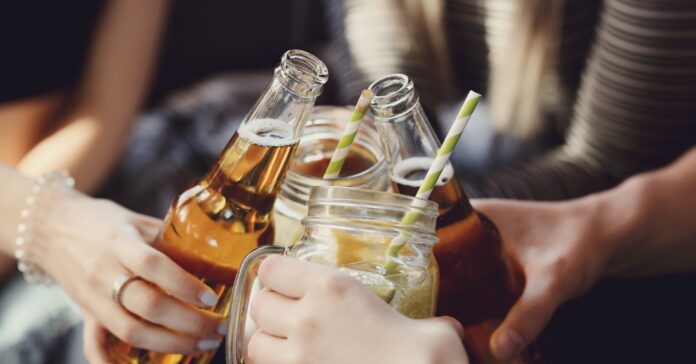 El 74% dels joves entre 14 i 18 anys a Espanya reconeix haver consumit begudes alcohòliques alguna vegada a la vida (Freepik)