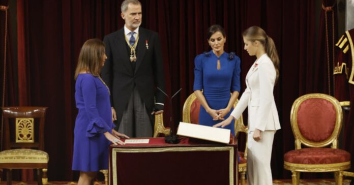 La princesa d'Astúries jura la Constitució espanyola davant les Corts Generals, en presència de les seves majestats els reis i de la presidenta del Congrés dels Diputats (Casa de S.M. el Rey)