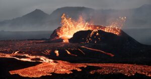 Islàndia és un país amb una gran activitat volcànica. A la foto, el volcà Litli-Hrútur en erupció el juliol de 2023 (Roman Popelar / Flickr)