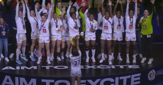 La selecció francesa femenina de handbol celebra la seva victòria al Mundial (Youtube)