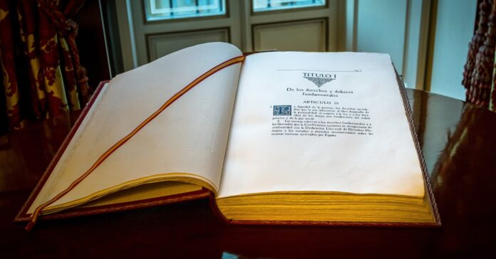 Exemplar de la Constitució Espanyola de 1978 exposat a l'interior del Palau del Senat d'Espanya (Barcex/Wikicommons)
