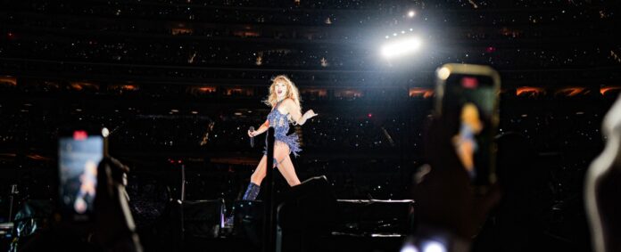 Taylor Swift en una actuació de la seva gira The Eras Tour (Paolo V/ Flickr)