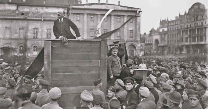 Lenin pronuncia un discurs davant l'Exèrcit Roig davant del Teatre Bolxoi de Moscou el 1920 (Grigori Petrovich Goldstein / Domini públic)