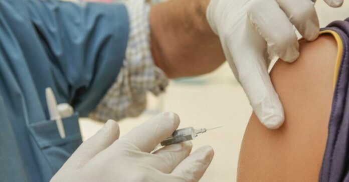 Les baixos ràtios de vacunació son un dels principals responsables del repunt de casos a Europa (arxiu)