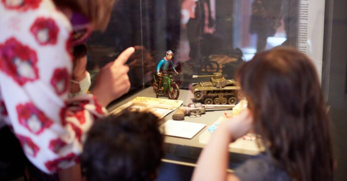 Uns infants observen joguines històriques al Museu d'Història de Catalunya (Pepo Segura)