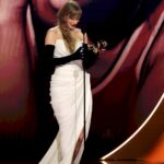 Taylor Swift en el moment de recollir un dels grammys que ha guanyat (Getty Images for The Recording Academy)
