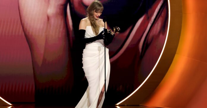 Taylor Swift en el moment de recollir un dels grammys que ha guanyat (Getty Images for The Recording Academy)