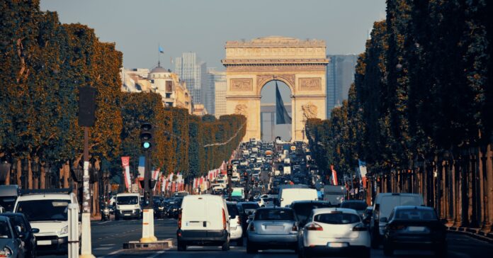 La capital francesa vol reduir l'impacte ambiental dels vehicles (TravelScape/Freepik)