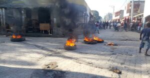 La situació de violència a Haití es viu des de fa anys. A la foto, crema de pneumàtics el 2019 (Voice of Haití/Wikipedia)