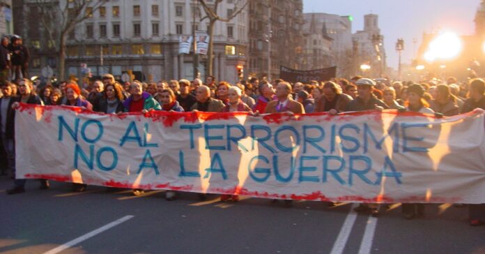 L'atemptat de l'11M va provocar una onada de reaccions. A la foto, la manifestació que va tenir lloc a Barcelona el 12 de març de 2004 (Kippelboy/ Wikipedia)