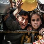 Uns nens davant d'un dels centres de distribució d'aliments a Rafah, al sud de la Franja de Gaza (UNICEF_ABED ZAGOUT)